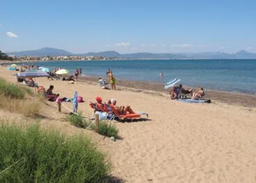 turistas en una playa de denia