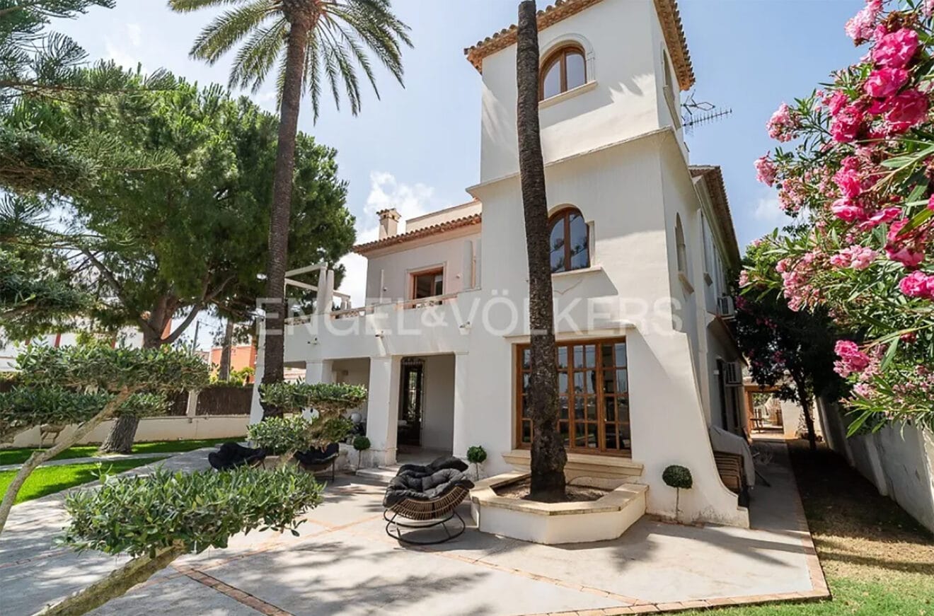 Villa junto al Club Náutico. Engel & Volkers.