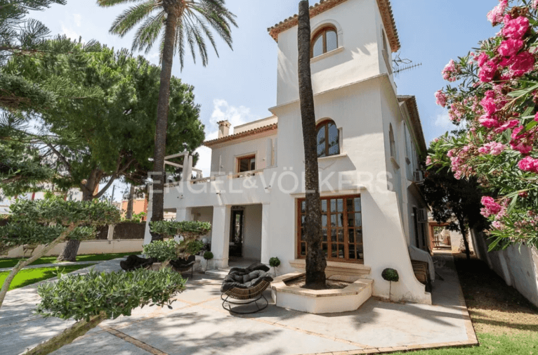Villa junto al Club Náutico. Engel & Volkers.