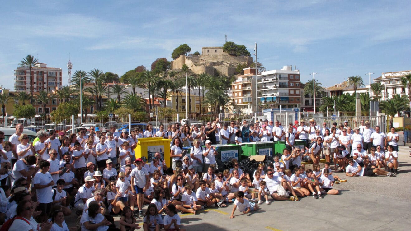 Voluntarios de Barriendo Mares dest
