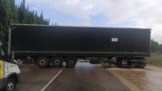 Imagen: Camión bloqueando el Camí del Cementeri