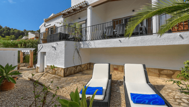 casa en denia con espacio verde con hamacas perfecto para descansar al aire libre
