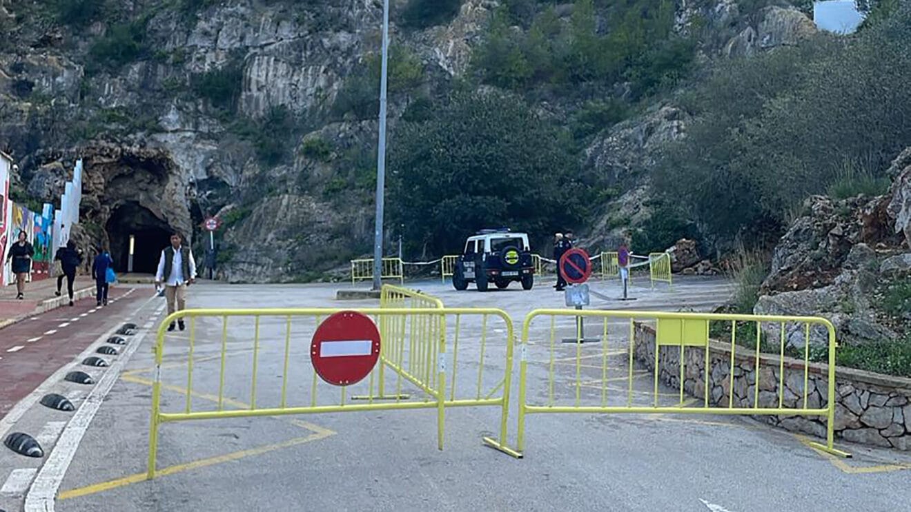 Cierre del aparcamiento junto al Castillo dest