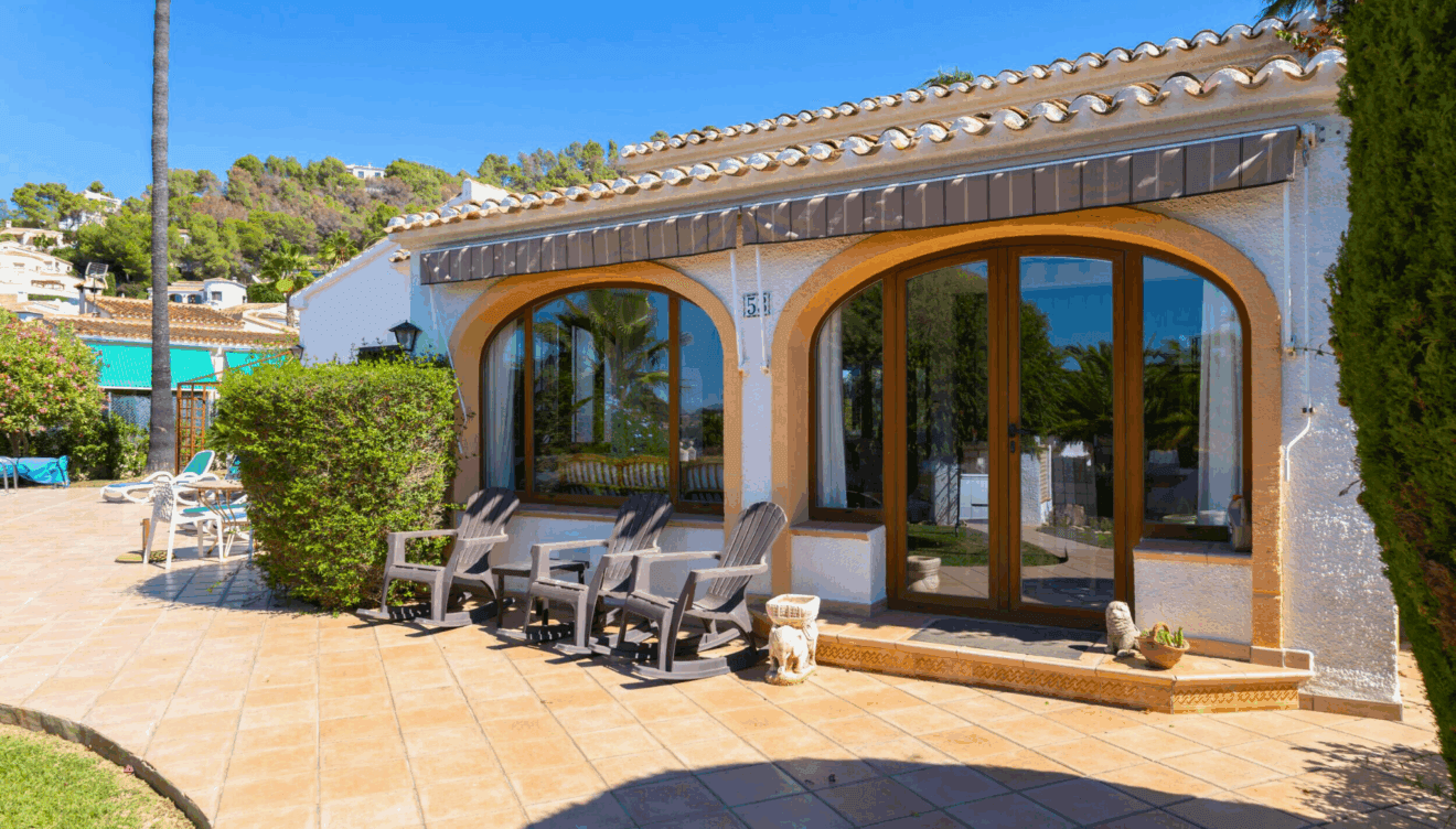 Descubre una villa única en Jávea con espacios amplios y bien iluminados