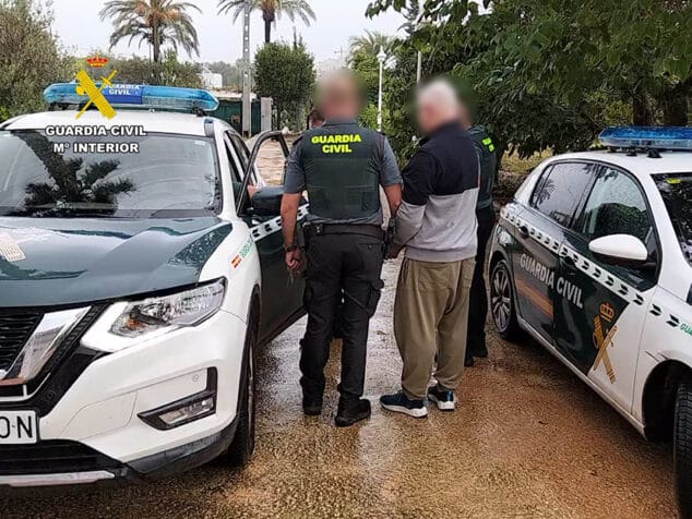 La Guardia Civil desmantela un laboratorio clandestino en un chalet de Dénia con más de 100 plantas de marihuana 1 Imagen: Detención del implicado por la Guardia Civil