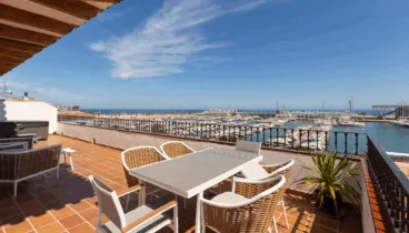 Disfruta de sus terraza en primera línea del mar