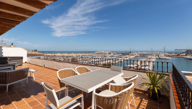 disfruta de sus terraza en primera linea del mar