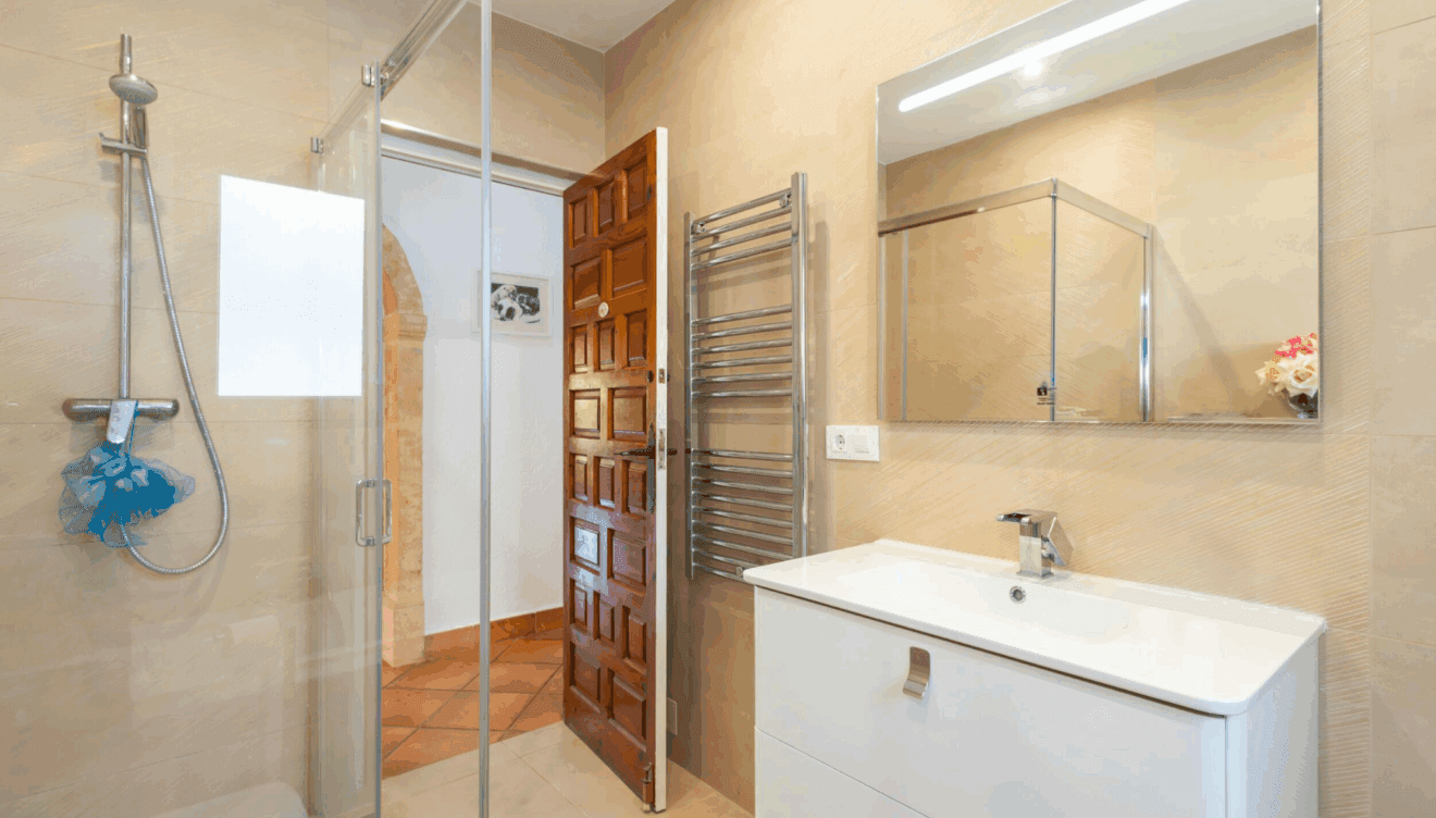 El baño en suite de esta villa en Jávea está totalmente equipado
