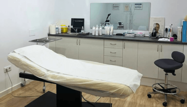Clínica Flores de Apodaca: medicina estética, regenerativa y antienvejecimiento en Dénia 7 Imagen: Espacios modernos y equipados para garantizar la máxima comodidad y seguridad