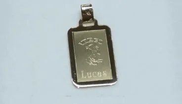 Esta joyería de Dénia dispone de un servicio de placas de homenaje personalizadas