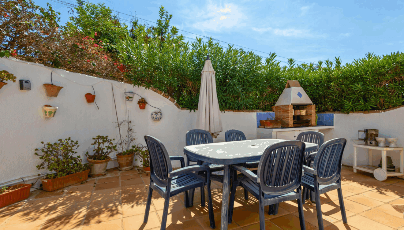 Esta villa en Jávea de Vicens Ash Properties tiene una terraza exterior donde disfrutar de comidas bajo el sol mediterráneo