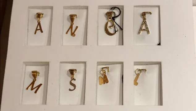¿Buscas el regalo perfecto? Sorprende con joyas personalizadas 12 iniciales para collares en joyeria bonilla