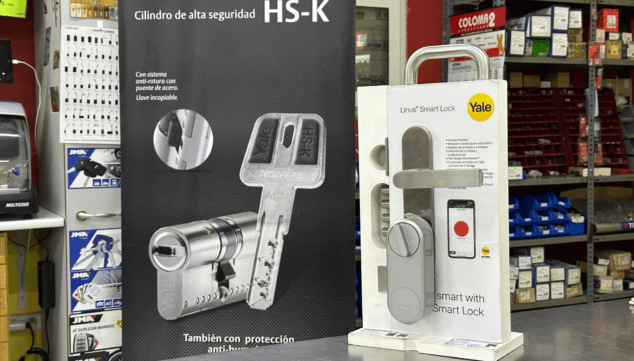 Imagen: Instalación de Linus Smart Lock en puerta clásica