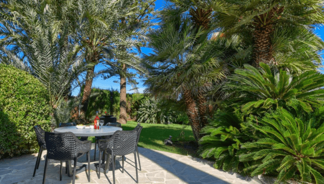 jardin espacioso con cesped y arboles ideal para paseos