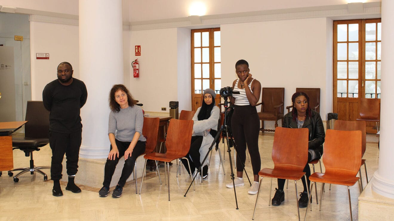 Jóvenes del grupo Kinder der Welt en el Ayuntamiento de Dénia