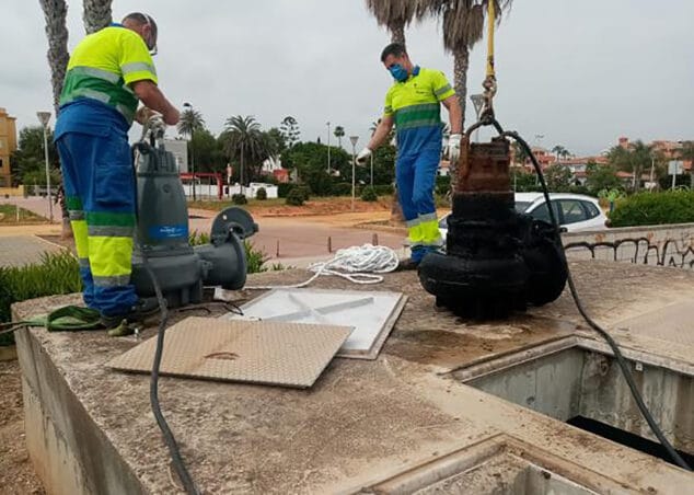 Imagen: Limpieza de las estaciones pluviales de Dénia. Aqualia.