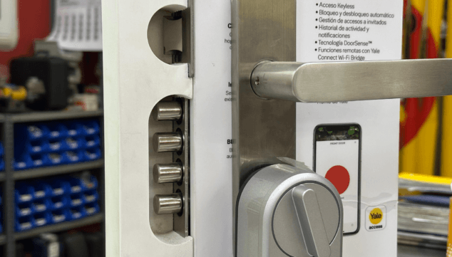 Imagen: Linus Smart Lock instalada en puerta moderna