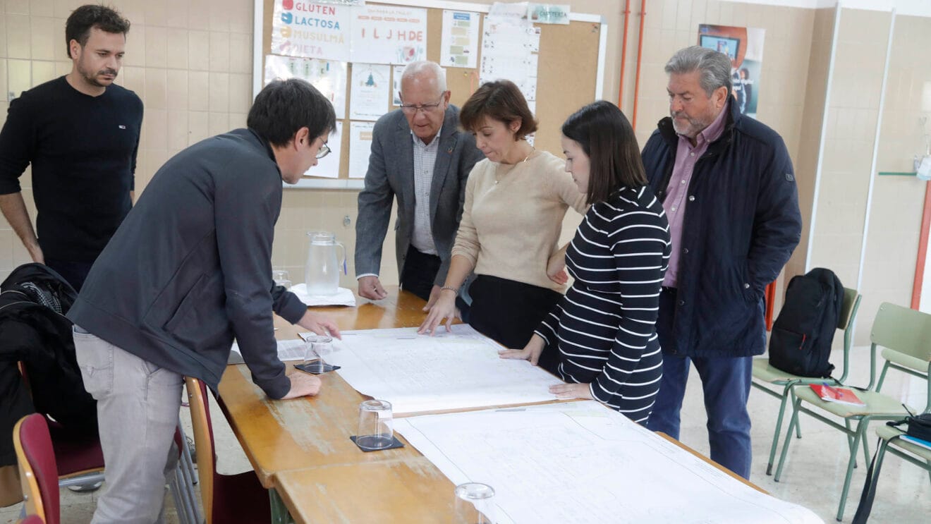 Miquel Ivars, Melani Ivars, Maria Josep Ripoll, Vicent Grimalt y Rafa Carrió junto a los planos dest