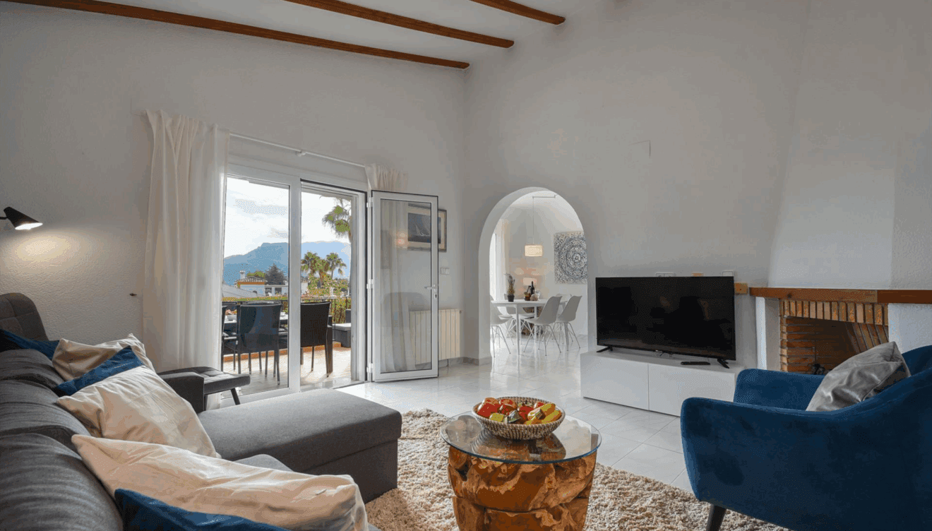 mplio salón con chimenea de leña, perfecto para relajarse en familia