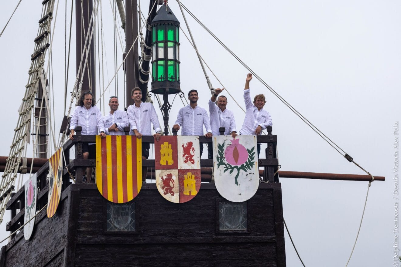 La tripulación del Maxicat Victoria en el muelle de Palos de la Frontera