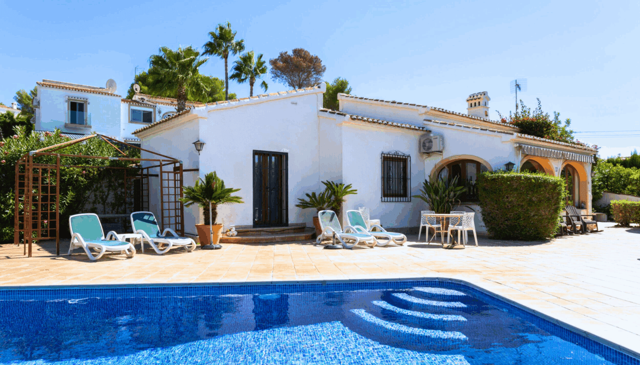 Piscina soleada con terraza, ideal para refrescarse y relajarse en los días de verano