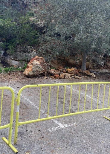 Roca caída en el suelo del aparcamiento
