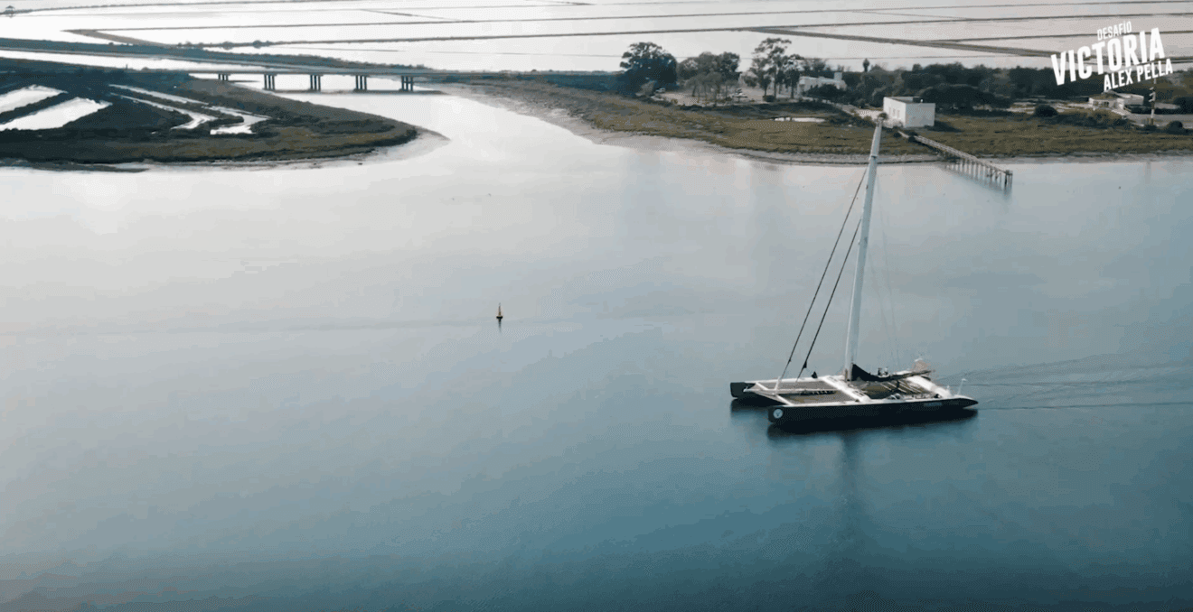 El Maxicat Victoria a su salida de Huelva