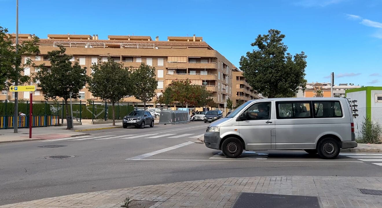 Vehículos en la Avenida Miguel Hernández