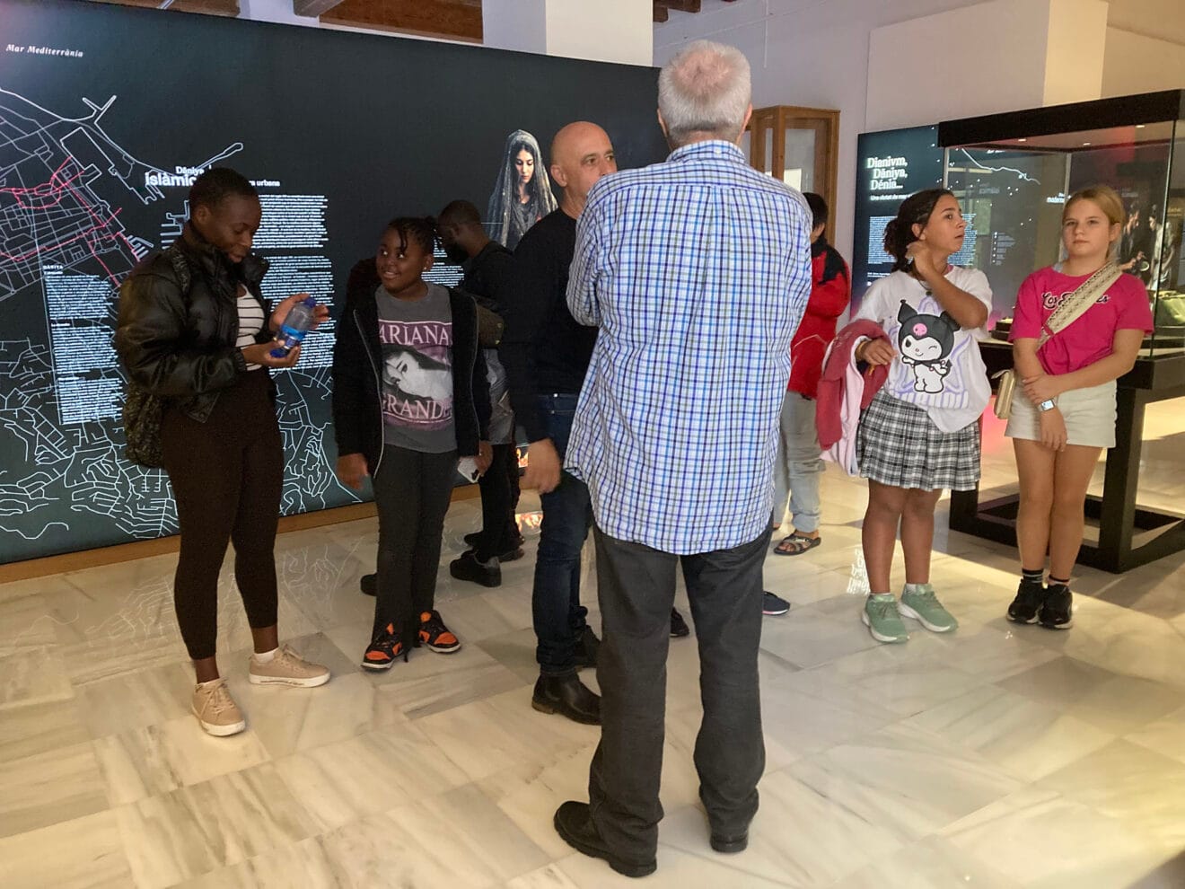 Visita de Kinder der Welt al museo de Dénia