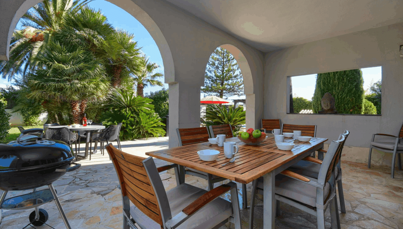 Zona de barbacoa y terraza para comidas al aire libre