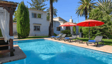 Zona de piscina con tumbonas y espacio para relajarse