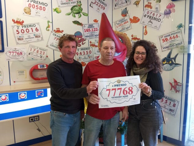 Un cuarto premio de la Lotería de Navidad cae en Dénia 1 Imagen: Administración número 5 de Dénia con el décimo premiado