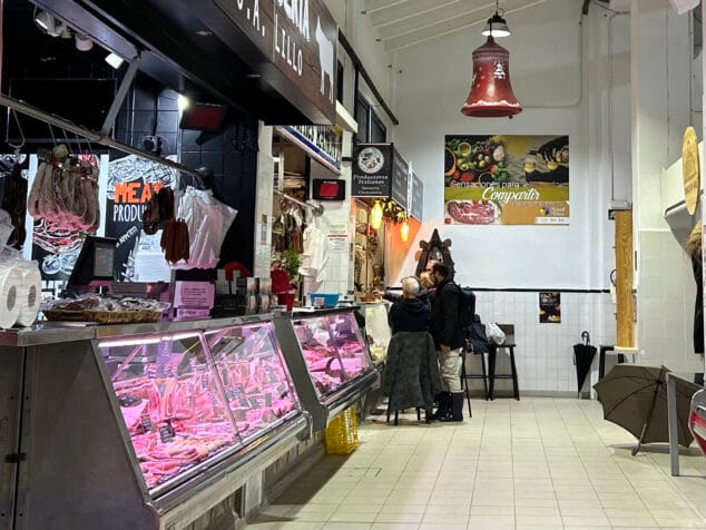 ¿Cuánto gastarán las familias de Dénia en las comidas de Navidad? 2 Imagen: Carnicería en el Mercado de Dénia