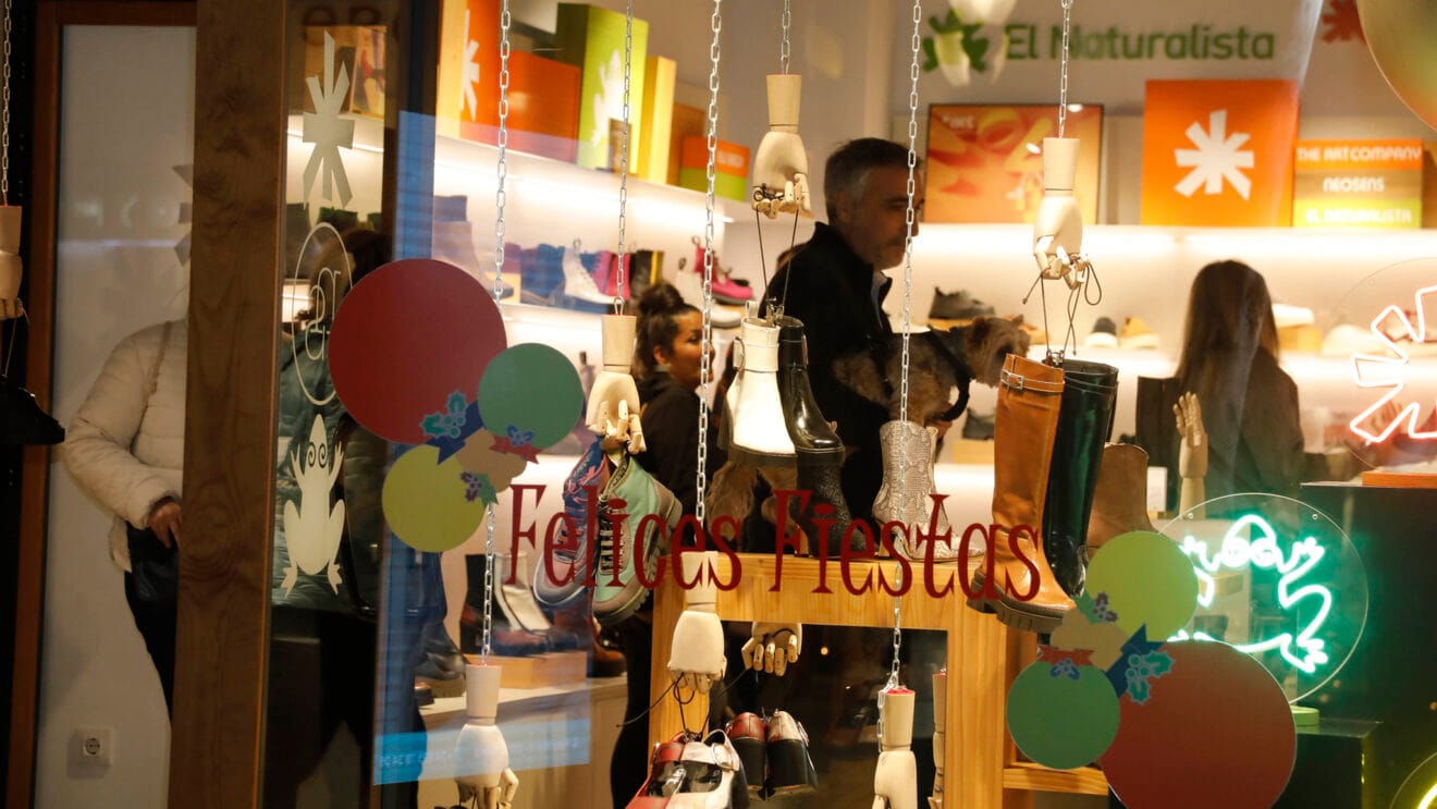 Clientes en una tienda de Dénia dest