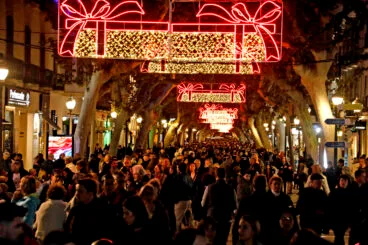 Dénia llena de gente en la Nit de la Llum