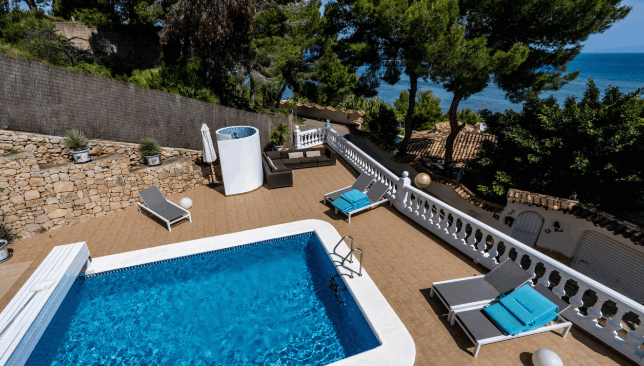 Despierta tus sentidos con un baño matutino en esta piscina privada mientras la brisa marina te envuelve