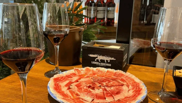 Imagen: Disfruta de las Navidades en Dénia con exquisitos vinos y deliciosas tapas en un ambiente acogedor