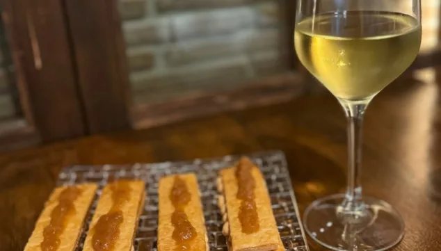 Imagen: Disfruta de un vino acompañado de una deliciosa tapa en esta taberna de Dénia