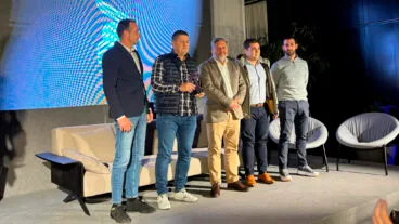el vicealcalde de denia rafa carrio recoge el premio de la federacion de pilota valenciana
