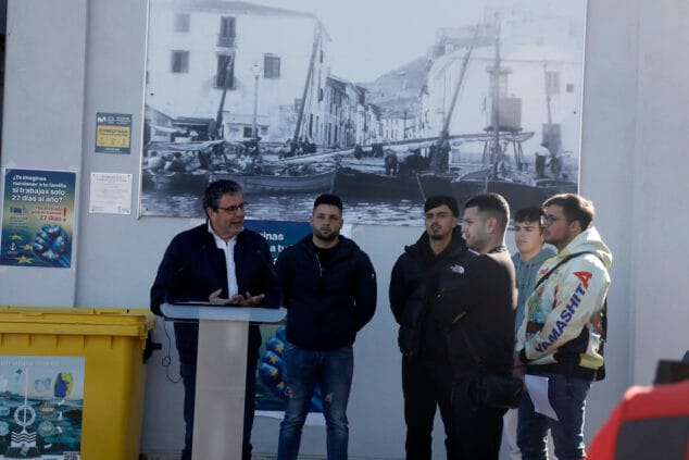 Imagen: Jóvenes pescadores en la protesta