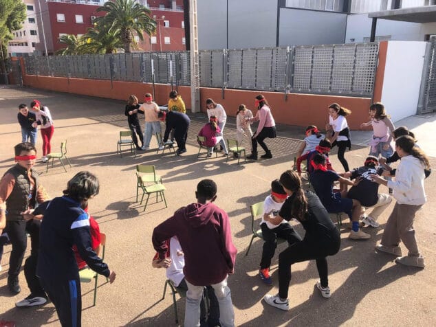 CEIP Les Vessanes celebra el Día de la Diversidad Funcional con poesía y juegos cooperativos 2 Imagen: Juegos por el Día Internacional de la Diversidad Funcional