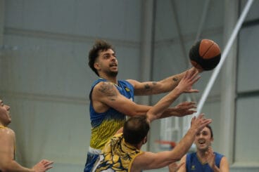 jugador del sènior masculí de 1a zonal del denia bàsquet club davant aielo de malferit