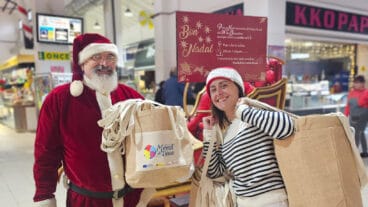 maria jose garcia junto a papa noel en el mercado municipal dest