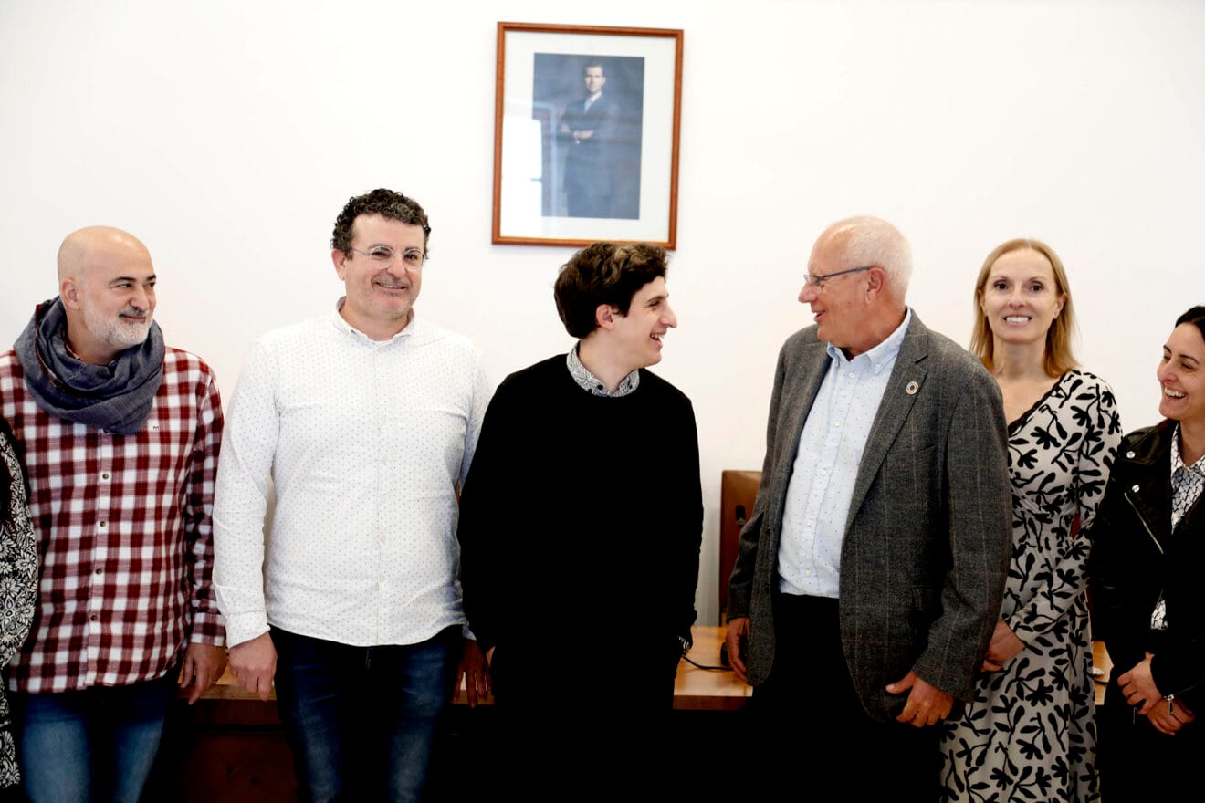 Óscar Lasarte es recibido en el Ayuntamiento de Dénia