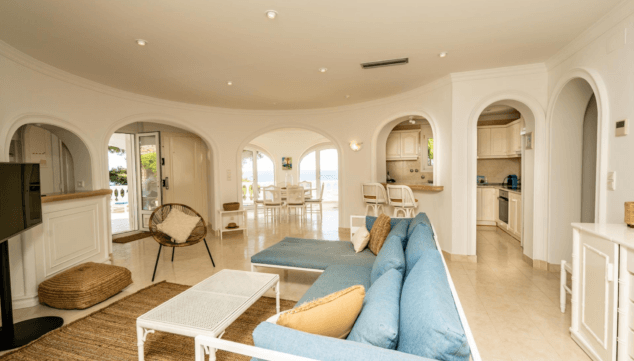 relajate en el amplio salon con vistas al mar y disfruta de momentos inolvidables en familia