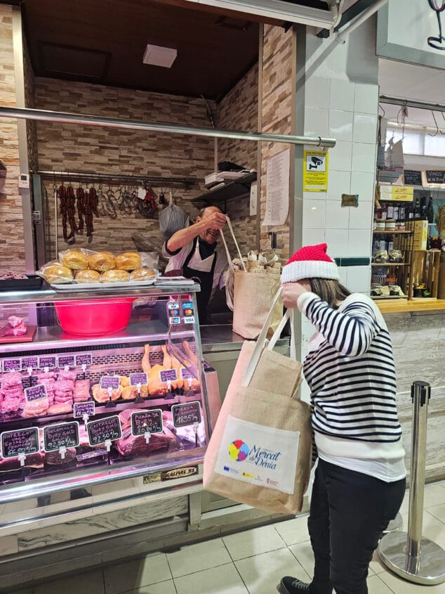 Imagen: Reparto de bolsas sostenibles en el Mercado Municipal