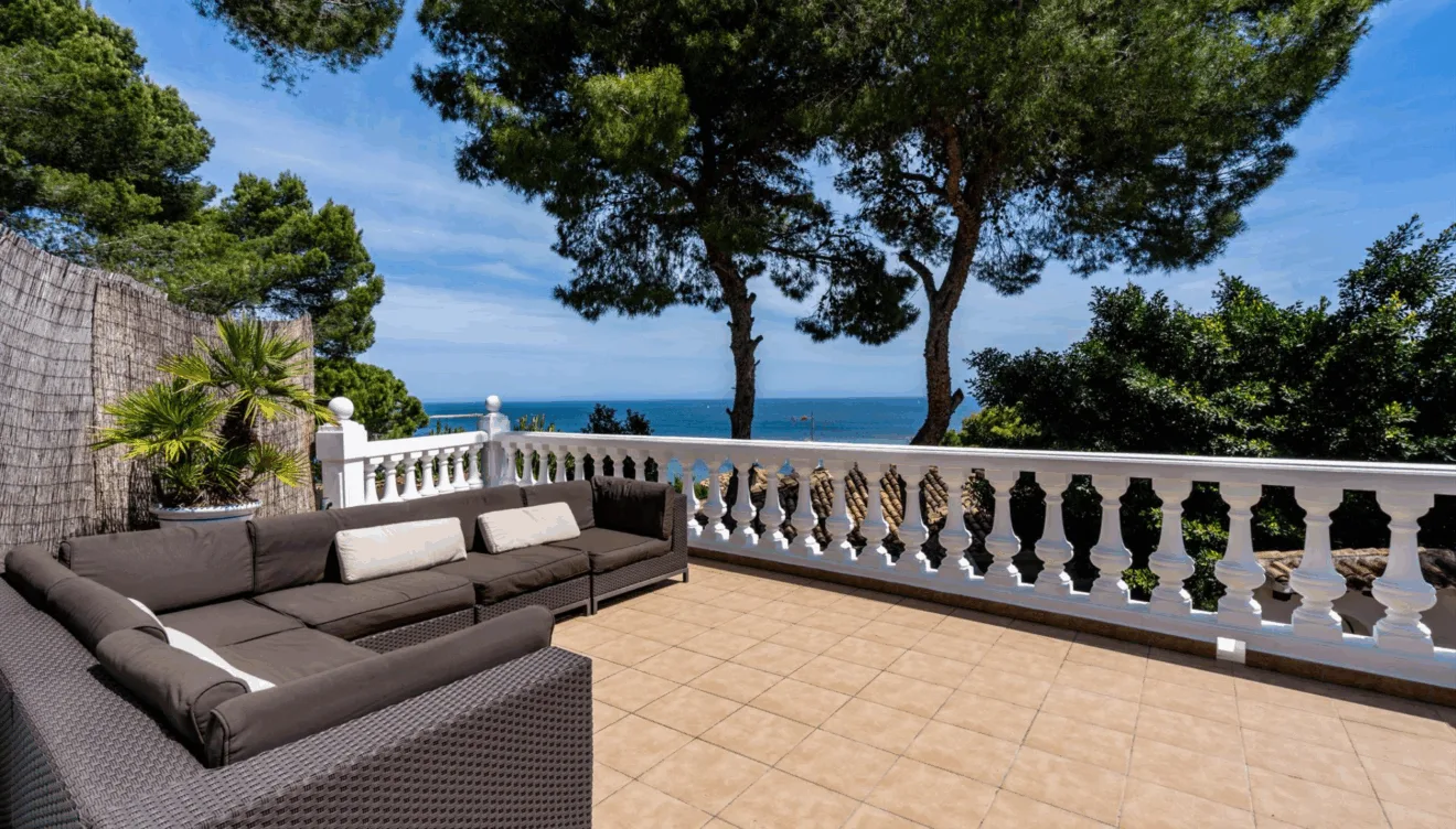 Rodeada de pinos y tranquilidad, la villa ofrece vistas panorámicas al mar y Denia