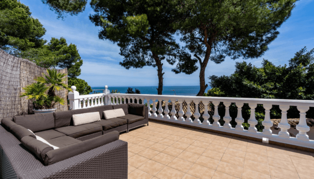 rodeada de pinos y tranquilidad la villa ofrece vistas panoramicas al mar y denia