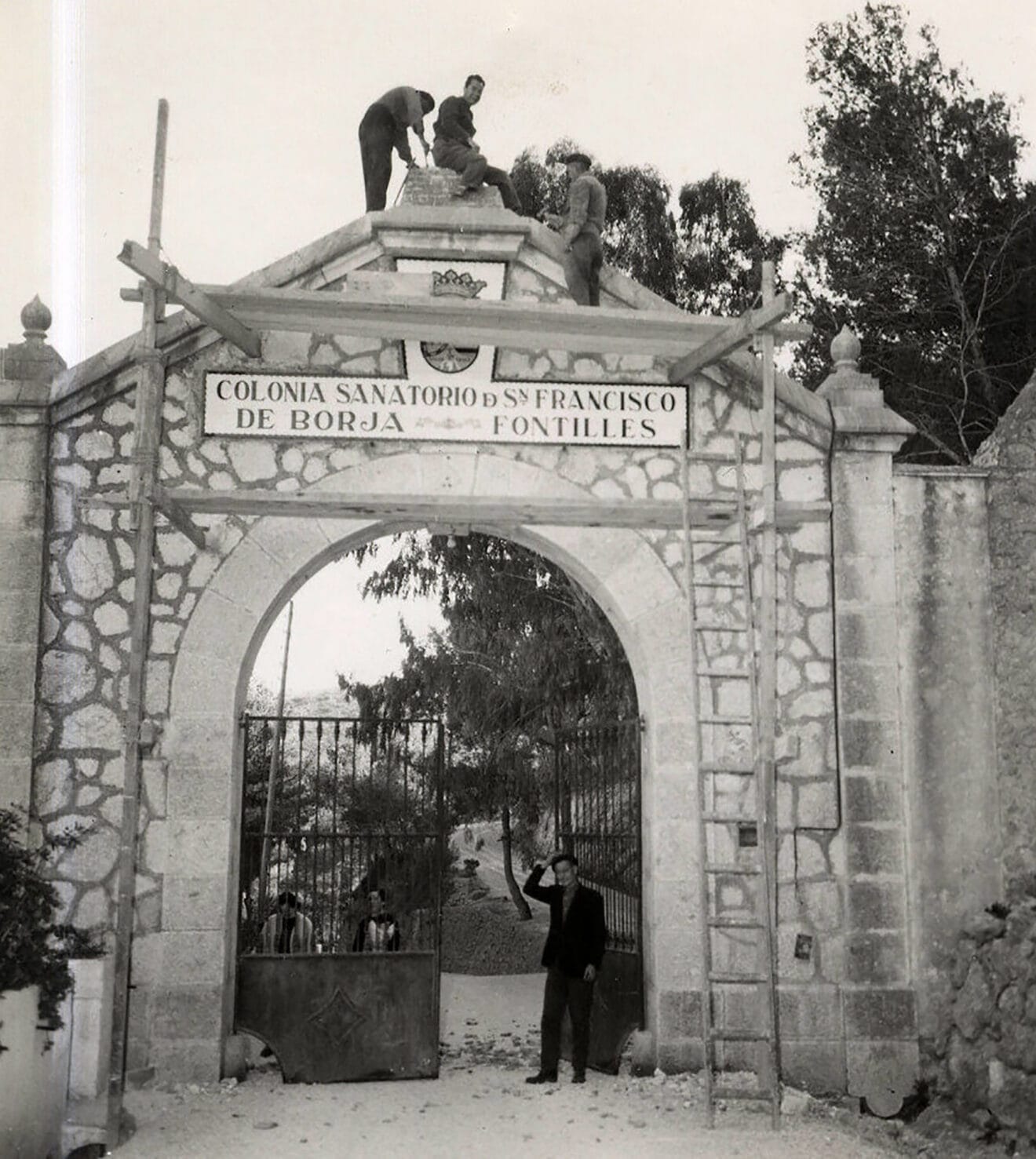Trabajos de reparación del arco y la verja de entrada al Sanatorio, 1960-1969. Foto del Fondo Fotográfico de Fontilles, Archivo Diputación de Alicante