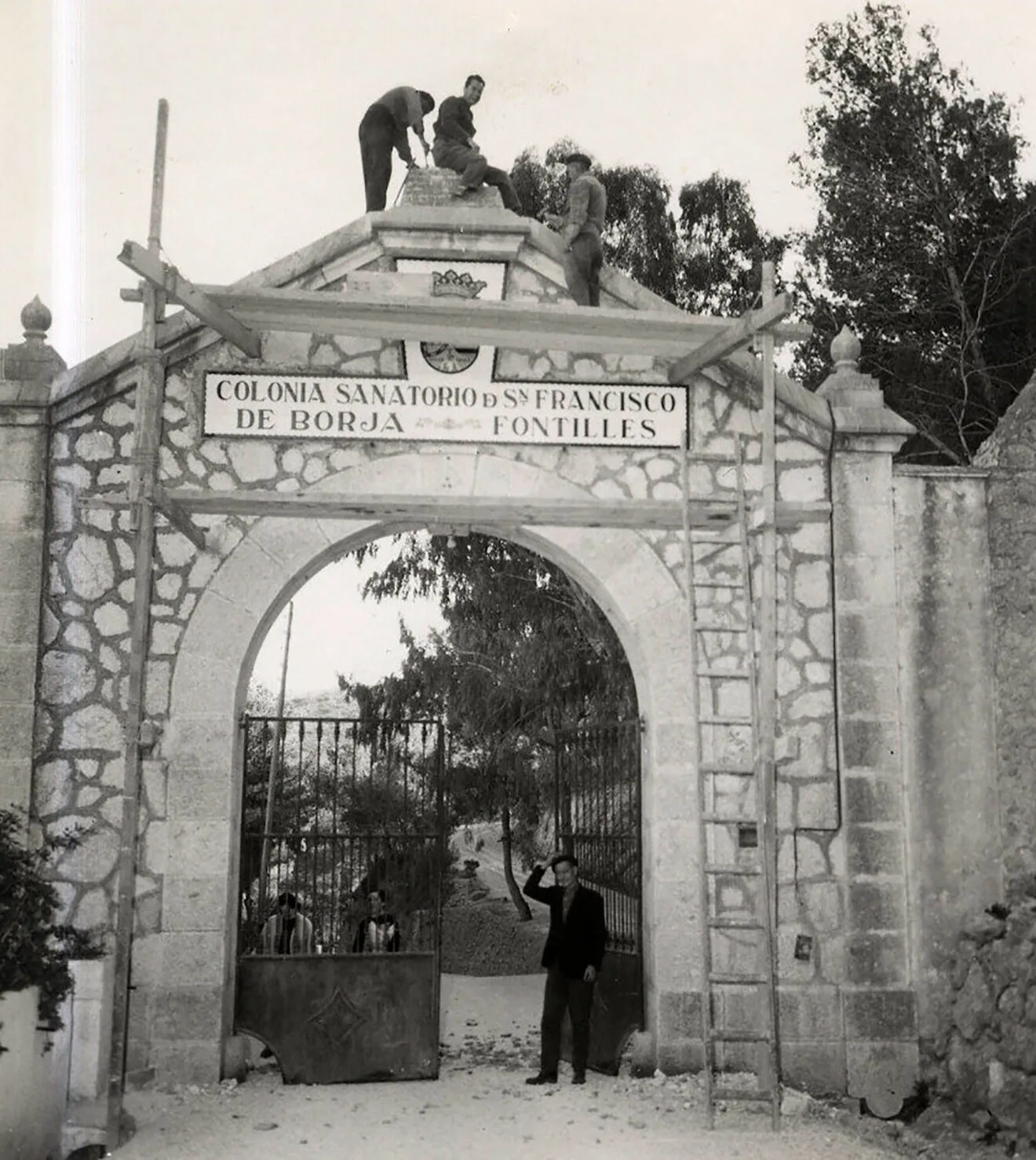 Trabajos de reparación del arco y la verja de entrada al Sanatorio, 1960-1969. Foto del Fondo Fotográfico de Fontilles, Archivo Diputación de Alicante